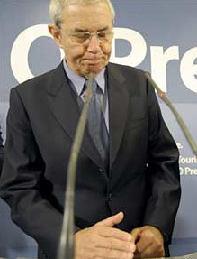 Imaxe que recollen as axencias internacionais da comparecencia de Touriño, na noite do domingo