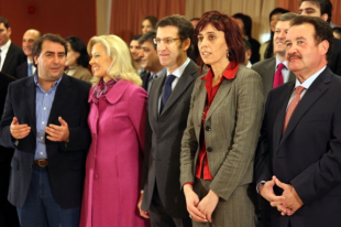 Lu&iacute;s Carrera, primeiro pola dereita, nun acto do l&iacute;der do PPdeG cos cabezas de lista para o 1M