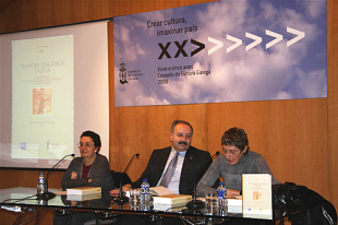 Rosario &Aacute;lvarez, Ram&oacute;n Villares e Ana Boull&oacute;n, durante a presentaci&oacute;n do libro