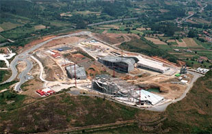Unha vista dende o aire do Monte Gai&aacute;s, sobre Compostela