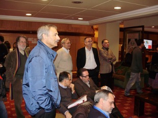 Manuel Ameijeiras e S&aacute;nchez Bugallo, entre alg&uacute;ns militantes do PSdeG, seguindo os resultados na televisi&oacute;n