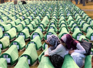 As &uacute;ltimas 775 v&iacute;timas identificadas foron soterradas no memorial de Potocari