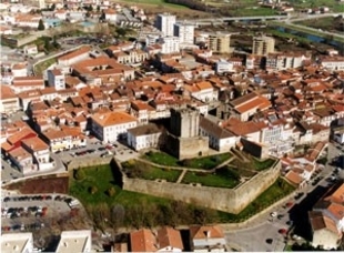 Vista a&eacute;rea da vila de Chaves