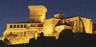 Vista nocturna da fortaleza de Monterrei
