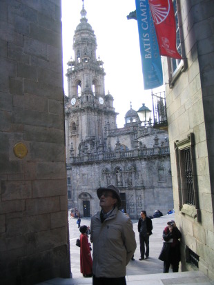 Manoel de Oliveira, nunha visita a Compostela; no Asesino, na Ruela da Oliveira e na Quintana