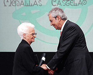 Olga Gallego recibiu en 2006 a medalla Castelao, de mans de Emilio Pérez Touriño
