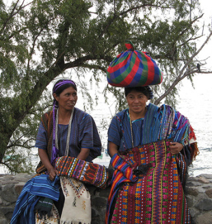 D&uacute;as mulleres maia en Santa Catarina Palopo. Flickr: ali eminov