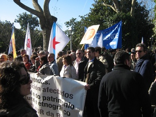 Centos de persoas xunt&aacute;ronse na alameda de Compostela