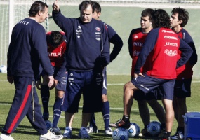 Marcelo Bielsa dando indicaci&oacute;ns aos seus xogadores