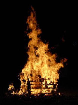 Imaxe dunha fogueira en San Xoán / Flickr: diegoperez74