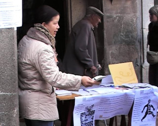 O colectivo estivo recollendo sinaturas na compostel&aacute; Praza do Toural