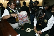 A Polic&iacute;a mostra unha botella