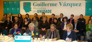 V&aacute;zquez, acompa&ntilde;ado dos membros da candidatura