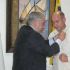 O presidente do Centro Gallego de Puerto La Cruz, Manuel Sinde, imp&oacute;n a Santiago Camba o Bot&oacute;n de Ouro.