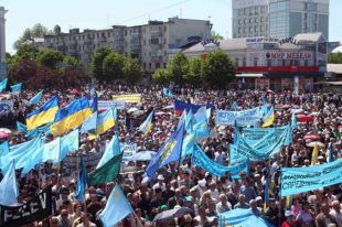 Manifestaci&oacute;n o pasado mes de maio, no 65&ordm; aniversario da deportaci&oacute;n / Foto: iccrimea.org