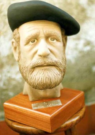 O galard&oacute;n &eacute; un busto do artista Salvador Hern&aacute;ndez