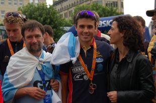 O triatleta ferrol&aacute;n acompa&ntilde;ado da conselleira de Cultura e Deporte e do presidente da Federaci&oacute;n Galega