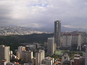 Torre de Parque Central e xard&iacute;n bot&aacute;nico da UCV. Foto Xurxo Mart&iacute;nez Crespo