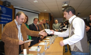 O presidente de AGAMAC, Carlos V&aacute;zquez, entr&eacute;galle o premio a Iv&aacute;n Raposo