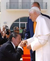 V&aacute;zquez bicando a man de Ratzinger