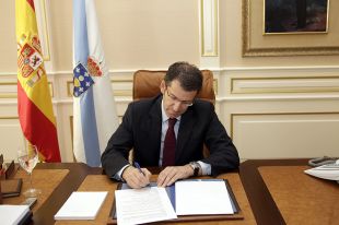 Feijoo asinando o seu primeiro decreto como presidente da Xunta, este domingo