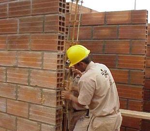 Sete de cada dez empresarios falan de reducir traballadores