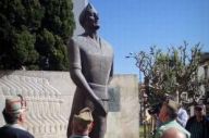 A estatua de Mill&aacute;n Astray, que a&iacute;nda recibe homenaxes