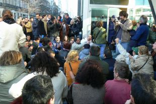 Os manifestantes concetr&aacute;ronse diante da delegaci&oacute;n provincial / Foto: Z&eacute;lia Garcia
