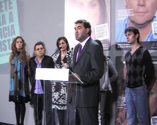 Anxo Quintana acompa&ntilde;ado dos profesionais que colaboran nesta iniciativa