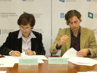 Helena Veiguela e Xavier V&aacute;zquez asinaron o convenio