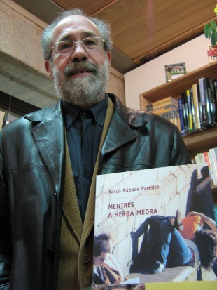 R&aacute;bade Paredes presentou a s&uacute;a novela na librar&iacute;a Couceiro de Compostela