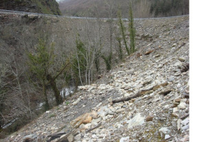 Destruci&oacute;n do bosque de ribeira e invasi&oacute;n de escombros no cauce do r&iacute;o / Imaxes: SOS Courel