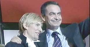 O secretario xeral do PSOE, Jos&eacute; Lu&iacute;s Rodr&iacute;guez Zapatero, con s&uacute;a muller, Sonsoles Espinosa, na noite electoral