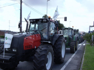Segundo os sindicatos, neste luns mobiliz&aacute;ronse un total de tres milleiros de tractores / Imaxe: SLG