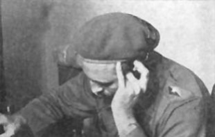 Imaxe de Fidel Castro ao tel&eacute;fono durante un dos bombardeos das tropas invasoras