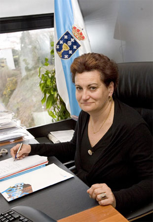 Sendo directora xeral, Encarna Otero, op&uacute;xose publicamente &aacute; prebenda