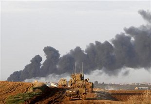 Tanques israel&iacute;s avanzan cara a Gaza. Ao fondo, fume de explosi&oacute;ns