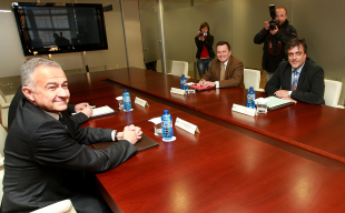 Outra imaxe do primeiro encontro de representantes do goberno saínte e do PPdeG (2 de abril)