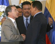 Hist&oacute;rico apert&oacute;n de mans entre Uribe e Ch&aacute;vez, en presenza de Fern&aacute;ndez