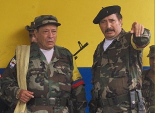 Marín, á esquerda, acompañado doutro dirixente da guerrilla, Jorge Briceño