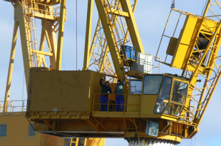 Parados do naval sub&iacute;ronse a un guindastre en protesta polas contrataci&oacute;ns irregulares no sector