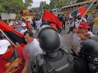 Polic&iacute;a antidisturbios cont&eacute;n simpatizantes da FSLN