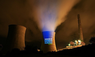 O pasado mes de outubro protestou contra a contaminaci&oacute;n proxectando esta mensaxe sobre as chimineas das Pontes