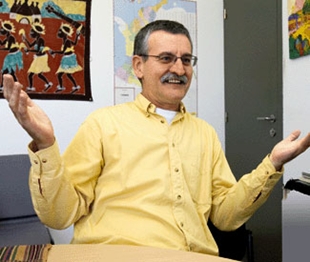Vicen&ccedil; Fisas, director da Escola de Cultura de Pau, presentou os anuarios