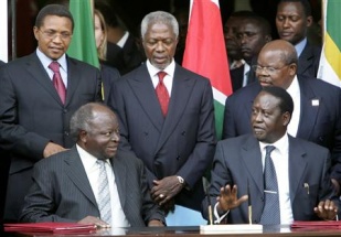 Kibaki,&aacute; esquerda, e Odinga xa chegaran en febreiro a un principio de acordo