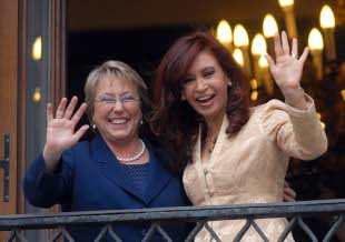 A presidenta de Chile, Michelle Bachelet, e a mandataria electa da Arxentina, Cristina Fern&aacute;ndez, sa&uacute;dan o p&uacute;blico dende un balc&oacute;n do Palacio da Moeda. / Foto: Daniel Luna/
