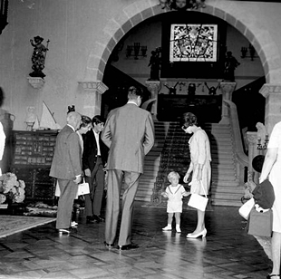 Os pr&iacute;ncipes de Asturias, Juan Carlos e Sof&iacute;a, co seu fillo Felipe son recibidos por Franco no Pazo (1971)