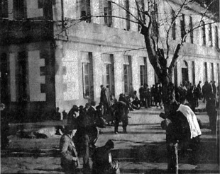 Presos fronte a un pavill&oacute;n da prisi&oacute;n da Illa de San Sim&oacute;n / Imaxe: Ano da Memoria