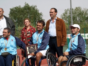 Os tenistas galegos amosan o trofeo de campi&oacute;ns