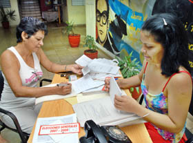 M&aacute;is de oito mill&oacute;ns de cubanos est&aacute;n chamados &aacute;s urnas este domingo